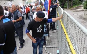 FOTO: Radiosarajevo.ba / Borci ispred zgrade Parlamenta FBiH